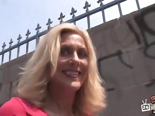 Женщина старушка жарко выебана на диване сразу двумя испанцами