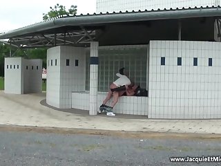 曲线优美的拉丁女士给了自己一个男人就在下午在街上