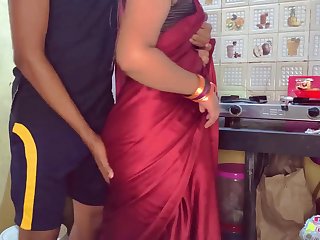 不忠的妈妈因和情人聊天而被罚鸡巴