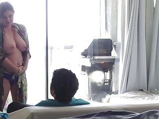 独自留在家里和妈妈在一起，没有他妈的做！