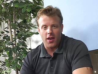戴眼镜的Kelly Leigh在紫沙发上被猛干