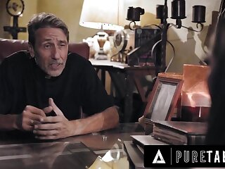 девушка с тату дает священнику после глубокого минета