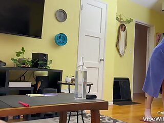 卷发眼镜熟女穿袍子打飞机 pov