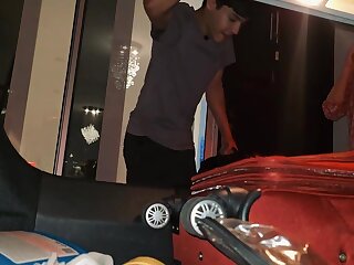 拉丁熟女在卧室三人行中被共享
