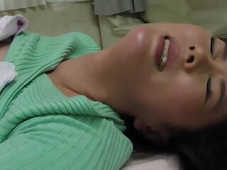 日本熟女在激情3p中大声呻吟