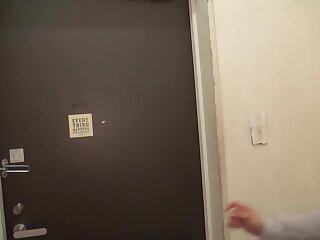 日本妻子在红沙发上呻吟