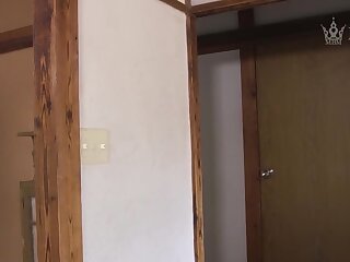 榻榻米上被猛干的成熟日本主妇