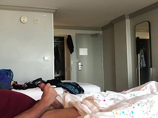 Submissive Sarah wichst in Strumpfhose im Hotel