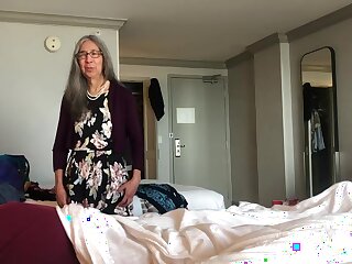 Submissive Sarah дрочит в колготках в отеле
