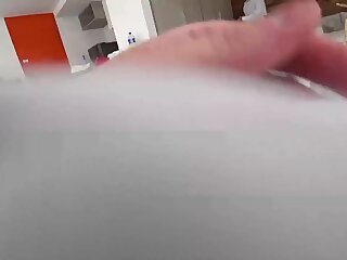 拉丁熟女女仆在酒店里张开油亮屁股
