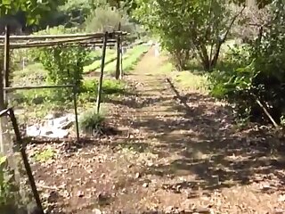 日本熟女在农场裸体被操
