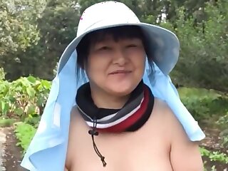 Японская милфа голая на ферме трахается