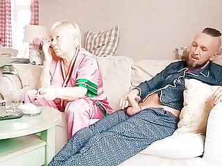 Reife Blondine wichst dicken Schwanz auf dem Wohnzimmer Sofa