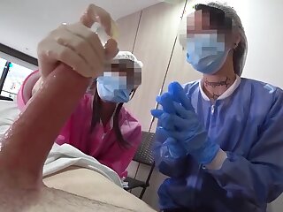 Asiatische schwestern melken den patientenschwanz