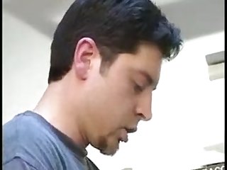 Зрелая шлюшка дает прямо в магазинном складе