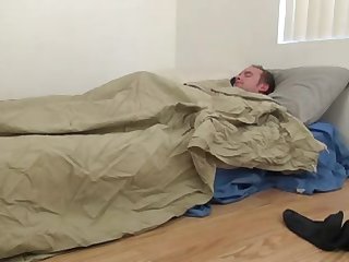 成熟的金发醒来一个睡觉的家伙一个混蛋